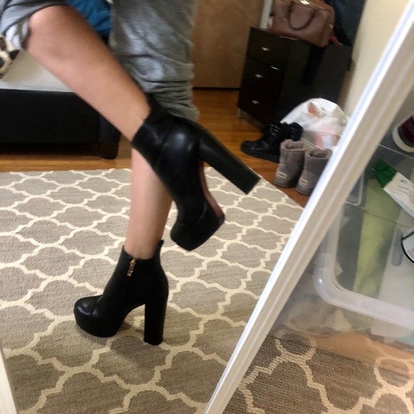 Red bottom helped black leather boots - Picture 6 of 7